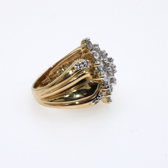 Ring, Cluster of Sparkling Clear Stones in a 925 Gold-tone Setting - Picture 5 of 7